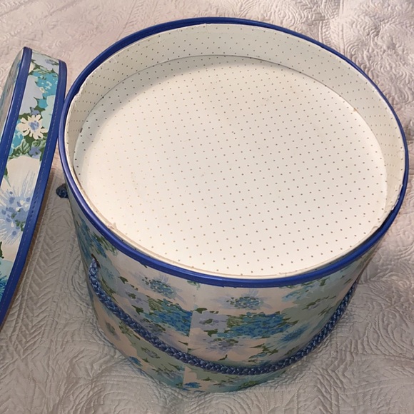 Gorgeous Vintage Hat box with assorted hats including Fur hats - Picture 3 of 15